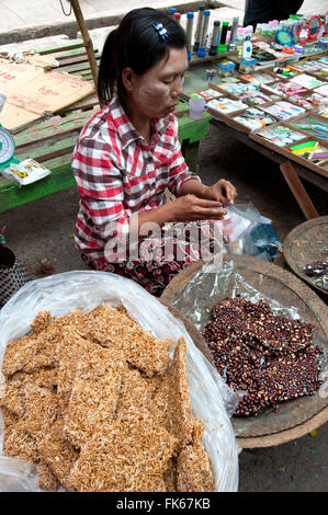 Frau verkaufen leckere hausgemachte frische Erdnusskrokant und Fadennudeln spröde in Kalaw Markt gemacht, Shan-Staat, Myanmar (Burma), Asien Stockfoto