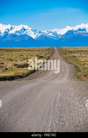 Langer, gerader Weg zum Glaciar Perito Moreno, El Calafate, Patagonien, Argentinien, Südamerika Stockfoto