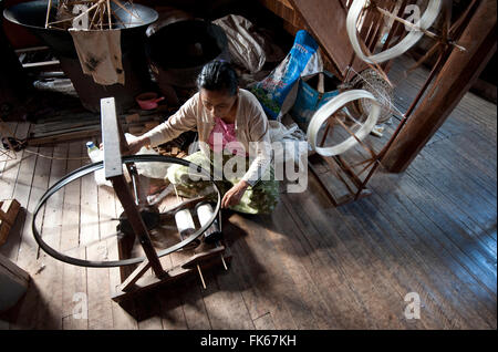 Frau Spinnen Seide thread auf einem Spinnrad mit Fahrrad-Rad, Ko als Hlaing weben, Inpawkhan, Inle-See, Shan-Staat Stockfoto