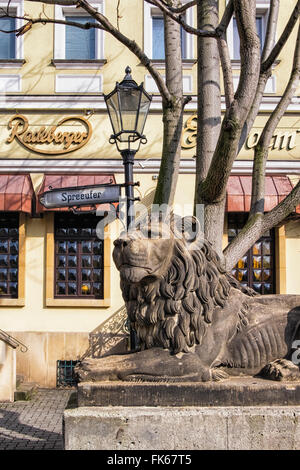 Steinlöwenskulptur vor Ephraims Restaurant und Bar in der Berliner Altstadt, Nikolaiviertel altstadt, Spreeufer, Mitte, Berlin Stockfoto