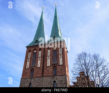 Nikolaikirche, Nikolaikirche, in der Berliner Altstadt, Nikolaiviertel, Mitte-Berlin. Detail von zwei grünen Spitzen Stockfoto