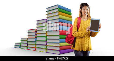 Zusammengesetztes Bild des Lächelns asiatische Studentin zeigt tablet Stockfoto