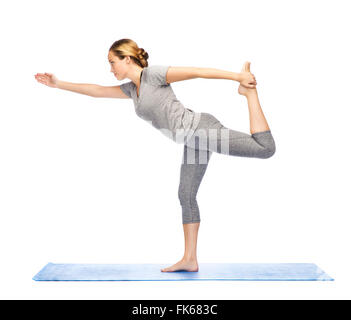 Frau Herr der Tanz Pose auf Matte Yoga bei Stockfoto