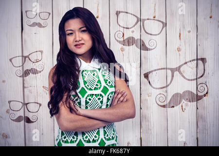 Zusammengesetztes Bild asiatische Frau mit verschränkten Armen Stockfoto