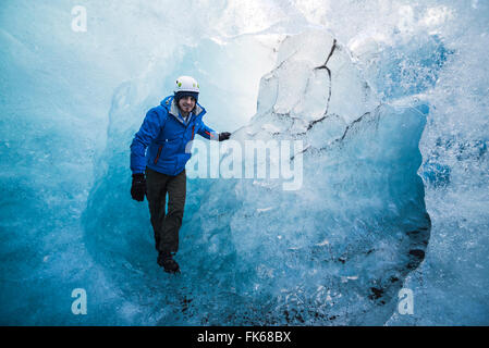 Touristischen Erkundung ein Eis Höhle auf Breidamerkurjokull Gletscher, Vatnajökull-Eiskappe, Island, Polarregionen Stockfoto