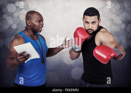 Zusammengesetztes Bild Boxtrainer mit seinem Kämpfer Stockfoto