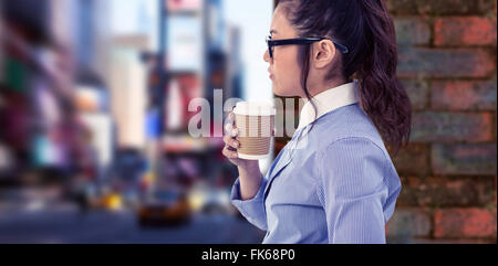 Zusammengesetztes Bild der Geschäftsfrau holding Einweg-Schale und betrachten der Wand mit Notizen Stockfoto