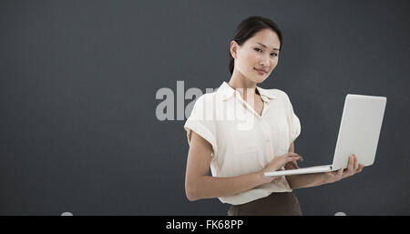 Zusammengesetztes Bild des asiatischen Geschäftsfrau mit laptop Stockfoto