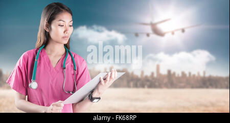 Zusammengesetztes Bild asiatische Krankenschwester mit Stethoskop in die Kamera schaut Stockfoto