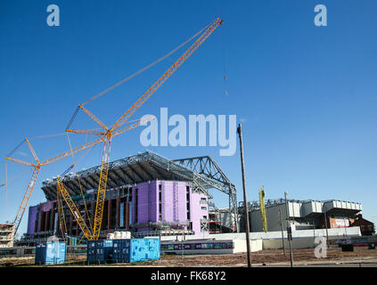 Liverpool FC: Erweiterung des neuen Premier League Stadions im Bau; Verbesserungen der Football Club-Stadien sind im Gange; mit der neuen Anfield Development ihres legendären Sportstadions, das Teil eines £260m-Programms für das gesamte Anfield-Gebiet ist, stehen bis zu 2000 Bauarbeiter zur Verfügung. Der Fußballplatz ist berühmt für seine Kop-Standfassade und die aufregende Premier League-Action an Champions League-Abenden. Der Liverpool Football Club erweitert seine Kapazität um weitere 13.000 Sitze. Stockfoto