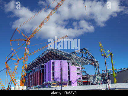 Liverpool FC: Erweiterung des neuen Premier League Stadions im Bau; Verbesserungen der Football Club-Stadien sind im Gange; mit der neuen Anfield Development ihres legendären Sportstadions, das Teil eines £260m-Programms für das gesamte Anfield-Gebiet ist, stehen bis zu 2000 Bauarbeiter zur Verfügung. Der Fußballplatz ist berühmt für seine Kop-Standfassade und die aufregende Premier League-Action an Champions League-Abenden. Der Liverpool Football Club erweitert seine Kapazität um weitere 13.000 Sitze. Stockfoto