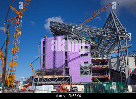 Liverpool FC: Erweiterung des neuen Premier League Stadions im Bau; Verbesserungen der Football Club-Stadien sind im Gange; mit der neuen Anfield Development ihres legendären Sportstadions, das Teil eines £260m-Programms für das gesamte Anfield-Gebiet ist, stehen bis zu 2000 Bauarbeiter zur Verfügung. Der Fußballplatz ist berühmt für seine Kop-Standfassade und die aufregende Premier League-Action an Champions League-Abenden. Der Liverpool Football Club erweitert seine Kapazität um weitere 13.000 Sitze. Stockfoto