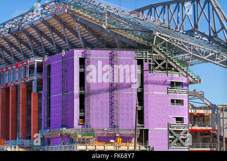 Liverpool FC: Erweiterung des neuen Premier League Stadions im Bau; Verbesserungen der Football Club-Stadien sind im Gange; mit der neuen Anfield Development ihres legendären Sportstadions, das Teil eines £260m-Programms für das gesamte Anfield-Gebiet ist, stehen bis zu 2000 Bauarbeiter zur Verfügung. Der Fußballplatz ist berühmt für seine Kop-Standfassade und die aufregende Premier League-Action an Champions League-Abenden. Der Liverpool Football Club erweitert seine Kapazität um weitere 13.000 Sitze. Stockfoto