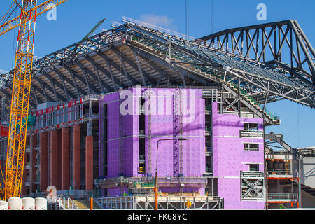 Liverpool FC: Erweiterung des neuen Premier League Stadions im Bau; Verbesserungen der Football Club-Stadien sind im Gange; mit der neuen Anfield Development ihres legendären Sportstadions, das Teil eines £260m-Programms für das gesamte Anfield-Gebiet ist, stehen bis zu 2000 Bauarbeiter zur Verfügung. Der Fußballplatz ist berühmt für seine Kop-Standfassade und die aufregende Premier League-Action an Champions League-Abenden. Der Liverpool Football Club erweitert seine Kapazität um weitere 13.000 Sitze. Stockfoto