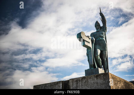 Statue von Ingolfur Arnarson, betrachtet die ersten Siedler Islands, auf dem Arnarholl Hill in Reykjavik, Iceland, Polarregionen Stockfoto
