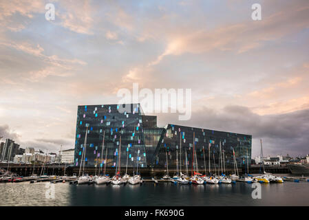 Harpa Konzerthaus und Konferenzzentrum und Boote im Hafen von Reykjavik bei Sonnenaufgang, Island, Polarregionen Stockfoto