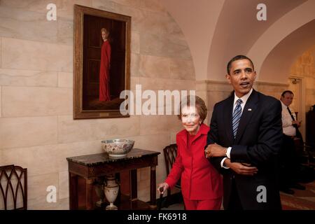 US-Präsident Barack Obama begleitet ehemalige First Lady Nancy Reagan durch zentrale Halle vorbei ihr offizielles Porträt im Weißen Haus 2. Juni 2009 in Washington, DC. Für die Unterzeichnung des Ronald Reagan Centennial Commission Act, zum Gedenken an die verstorbenen Präsidenten 100. Geburtstag besucht Frau Reagan. Stockfoto