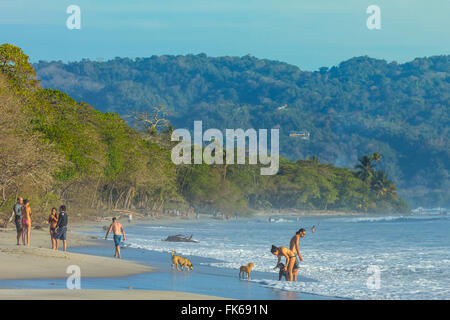 Strandwanderer bei diesem Hip surf Resort in der Nähe von Mal Pais, weit südlichen Ende der Halbinsel Nicoya, Santa Teresa, Puntarenas, Costa Rica Stockfoto