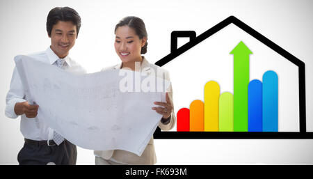 Zusammengesetztes Bild des Immobilienmaklers Blaupause mit potentiellen Käufer zu betrachten Stockfoto