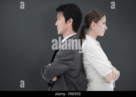 Zusammengesetztes Bild Porträt von Ernst Menschen stehen Rücken an Rücken Stockfoto