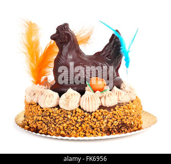ein Mona de Pascua, einen Kuchen gegessen in Spanien am Ostermontag, verziert mit Federn und eine Schokolade Huhn, auf eine weiße Zeitmessung Stockfoto