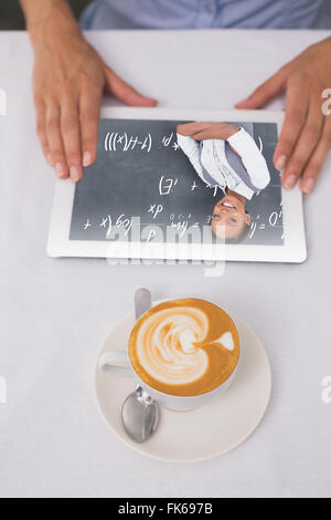 Zusammengesetztes Bild Nahaufnahme von digital-Tablette und Kaffee am Tisch Stockfoto