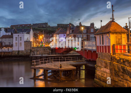 Alten Drehbrücke über Fluß Esk im Morgengrauen während Weihnachten Urlaub, Whitby, North Yorkshire, England, Vereinigtes Königreich, Europa Stockfoto