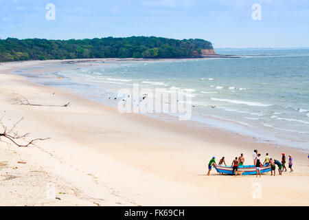 Fischer am Strand Joannes Marajó Insel im brasilianischen Amazonas, Para, Brasilien, Südamerika Stockfoto