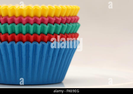 Farbige Papier-Pfannen, Tassen für Cupcakes und Muffins Backen Stockfoto