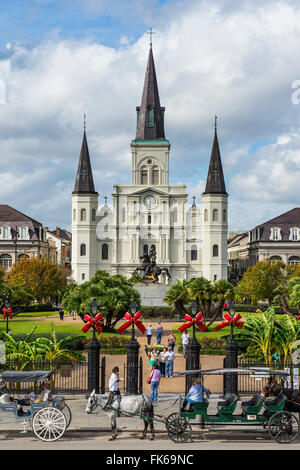 Alten Pferdekarren vor Jackson Square und St. Louis Cathedral, French quarter, New Orleans, Louisiana, Vereinigte Staaten Stockfoto