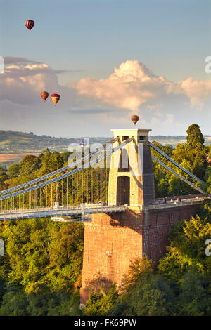 Clifton Suspension Bridge, mit Heißluftballons in Bristol Balloon Fiesta im August, Clifton, Bristol, England Stockfoto