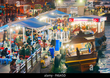 Traditionelle Speisen schweben Stände auf dem Bosporus, Isanbul, Türkei, Europa Stockfoto