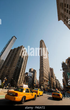 Flat Iron Building und gelben Taxis an der Kreuzung der 5th Avenue und Broadway, New York, Vereinigte Staaten von Amerika Stockfoto