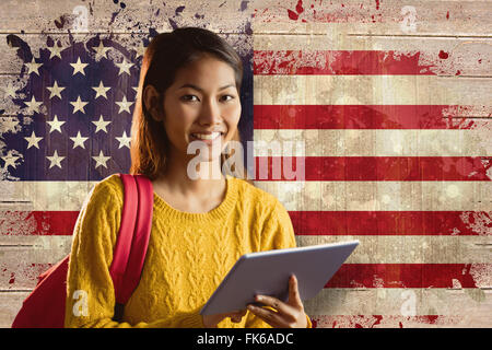 Zusammengesetztes Bild des lächelnden asiatische Studentin mit tablet Stockfoto