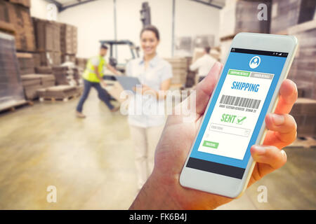 Zusammengesetztes Bild von Hand mit smartphone Stockfoto