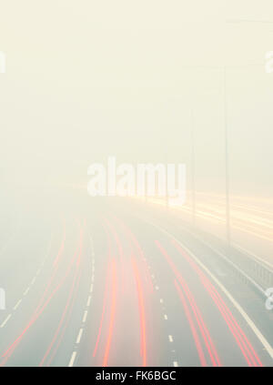 Autobahnverkehr in dichtem Nebel, Vereinigtes Königreich, Europa Stockfoto