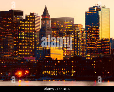 Customs House Clocktower und moderne Skyline von Boston, Boston, Massachusetts, New England, Vereinigte Staaten von Amerika, Nordamerika Stockfoto