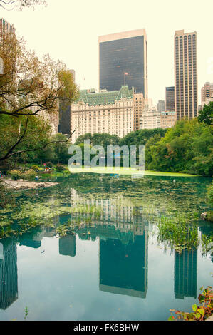 Midtown Manhattan reflektiert in Central Park Lake, New York, Vereinigte Staaten von Amerika, Nordamerika Stockfoto