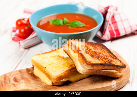 Tomatensuppe und Basilikum Stockfoto