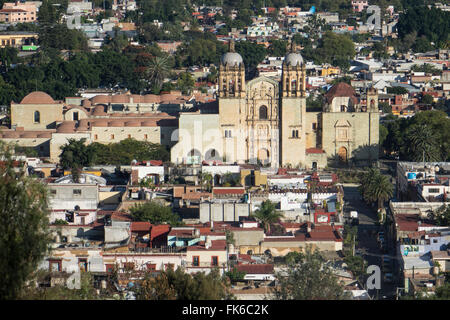 Luftaufnahme der Stadt und Santo Domingo Kirche, Oaxaca, Mexiko, Nordamerika Stockfoto