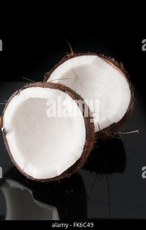 Kokosnuss in Hälfte gebrochen Stockfoto