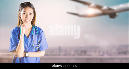 Zusammengesetztes Bild asiatische Krankenschwester denken mit Hand am Kinn Stockfoto