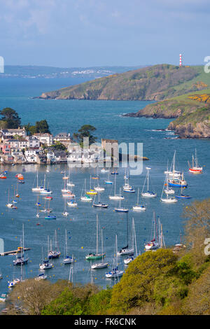 Boote vor Anker in den geschützten Gewässern der Fowey Mündung in der Nähe von Polruan, Cornwall, England, Vereinigtes Königreich, Europa Stockfoto