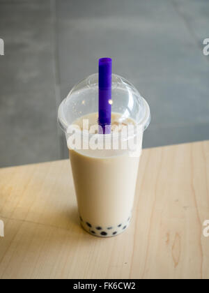 Ein Bubble-Tee (Perlenmilchtee) mit Tapioka Kugeln. Stockfoto