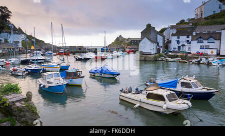 Boote in Polperro Hafen, Cornwall, England, Vereinigtes Königreich, Europa Stockfoto