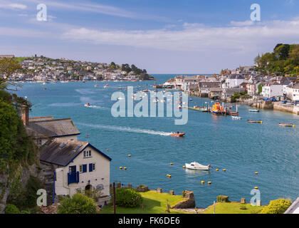 Daphne du Maurier Heim Ferryside in Bodinnick, mit Blick auf die Mündung des Fowey, Fowey & Polruan, Cornwall, England Stockfoto