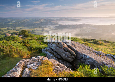 Nebel bedeckte Dorf Chagford & Hügellandschaft von Meldon Hill, Dartmoor National Park, Devon, England, Vereinigtes Königreich Stockfoto