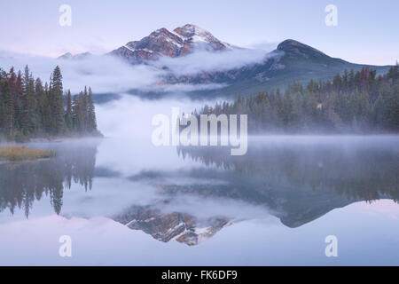 Ein nebliger Pyramide Berg spiegelt sich in Pyramid Lake in der Morgendämmerung, Jasper Nationalpark, Kanadische Rockies, UNESCO, Alberta, Kanada Stockfoto