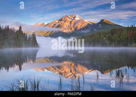 Pyramid Mountain spiegelt sich im Pyramid Lake in der Morgendämmerung an einem nebligen Morgen, UNESCO, Jasper Nationalpark, Alberta, Kanada Stockfoto