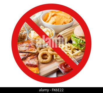 Nahaufnahme eines Fast-Food-Snacks hinter kein symbol Stockfoto